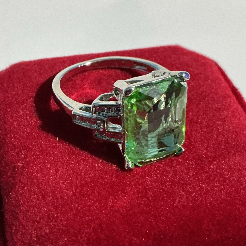 💋 Large light Green Emerald-Cut SilverTone Ring